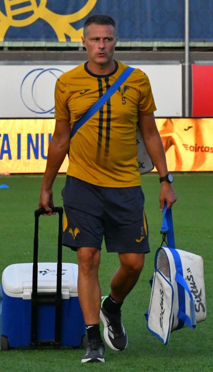 Zeno Sempreboni a bordo campo con lo staff sanitario dell’Hellas Verona